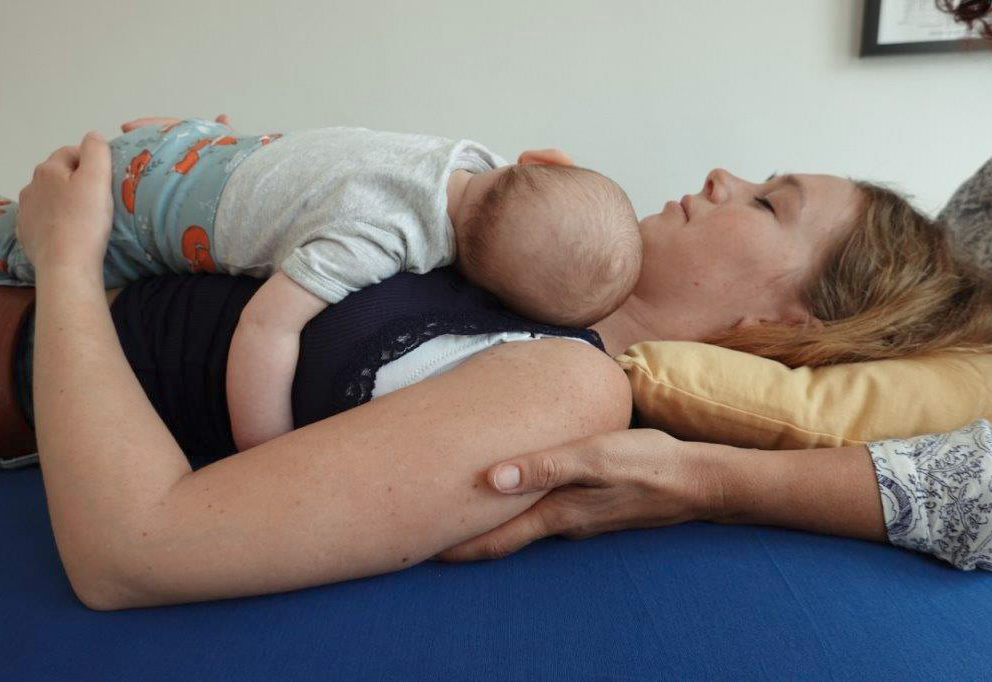 Osteopathie-junge-Mutter mit Baby